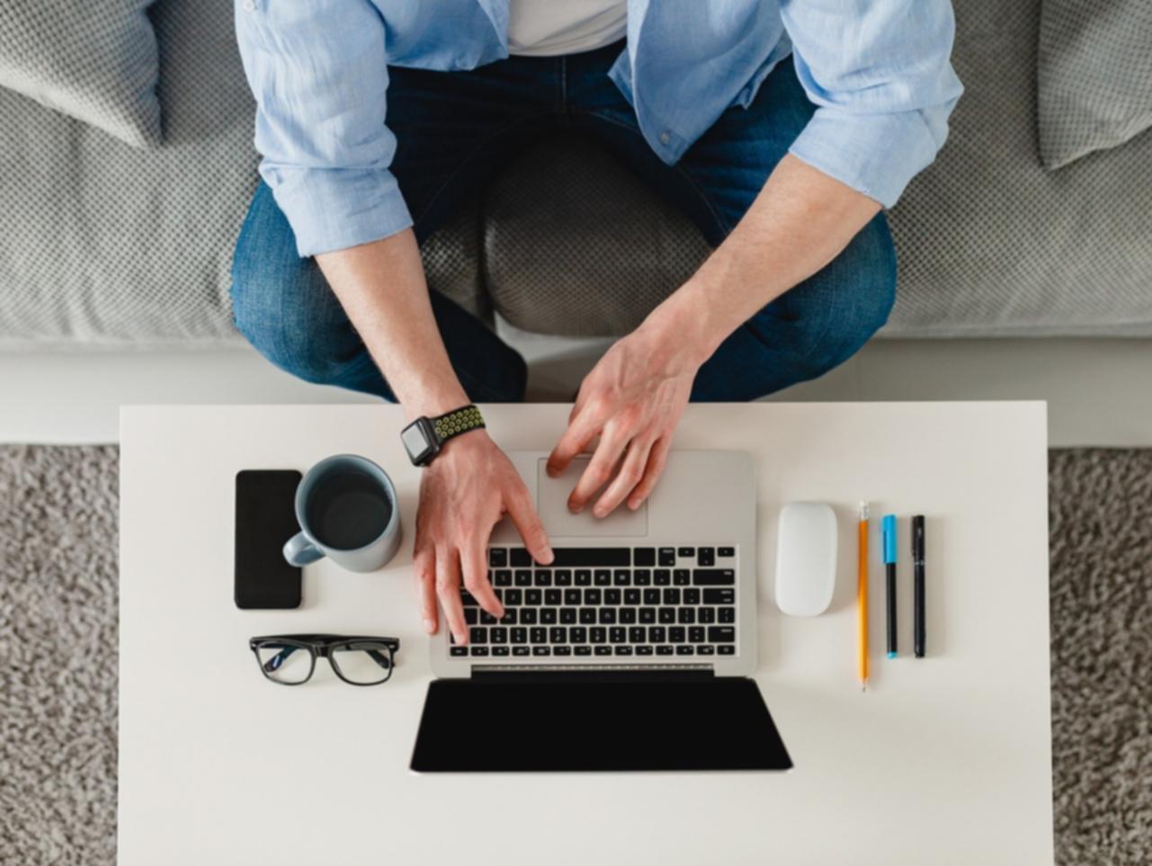 Personne analysant ses finances avec confiance